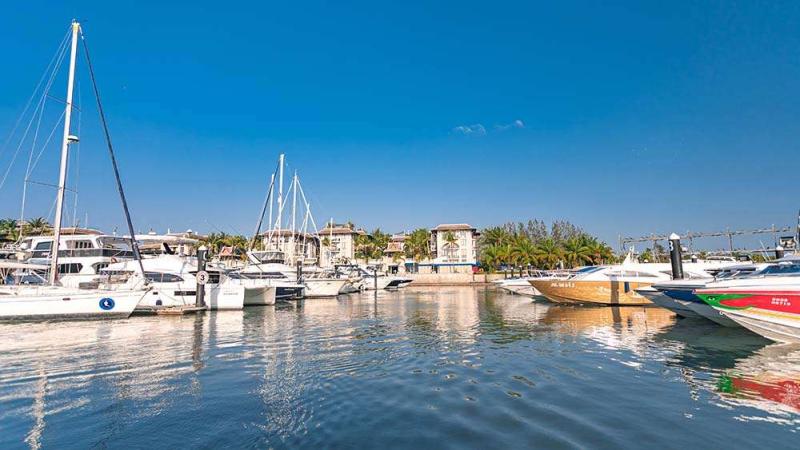 Марина Royal Phuket Marina, откуда уходит катамаран: яхты у причалов под голубым небом