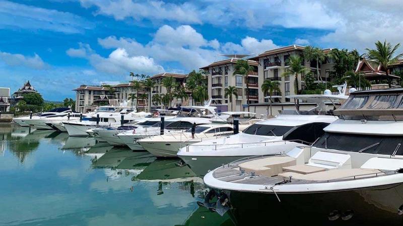 Royal Phuket Marina, откуда катер Crystal Sea уходит на Пхи-Пхи и Бамбу: яхты и пальмы