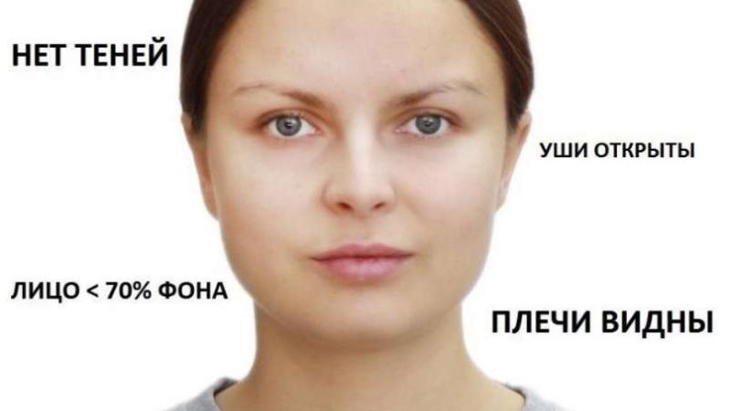 Женщина с открытыми ушами и видимыми плечами на белом фоне без теней, лицо занимает менее 70% кадра.