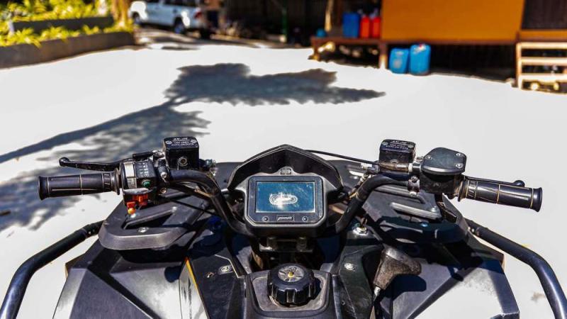 Руль квадроцикла с цифровой панелью — квадроциклы парка Patong Mountain View
