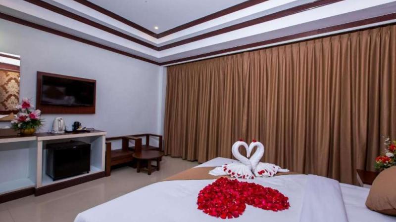 Номер отеля Andaman Beach Resort на Пхи-Пхи Дон: кровать с лебедями из полотенец и лепестками