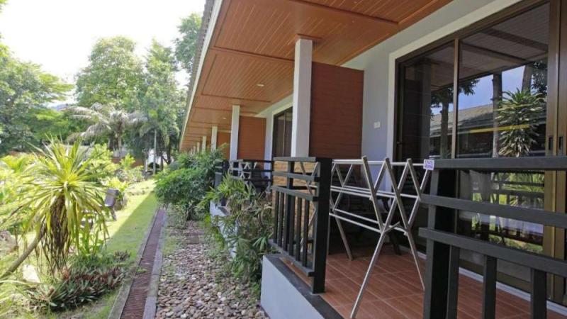 Терраса номера в отеле Andaman Beach Resort с видом на тропический сад