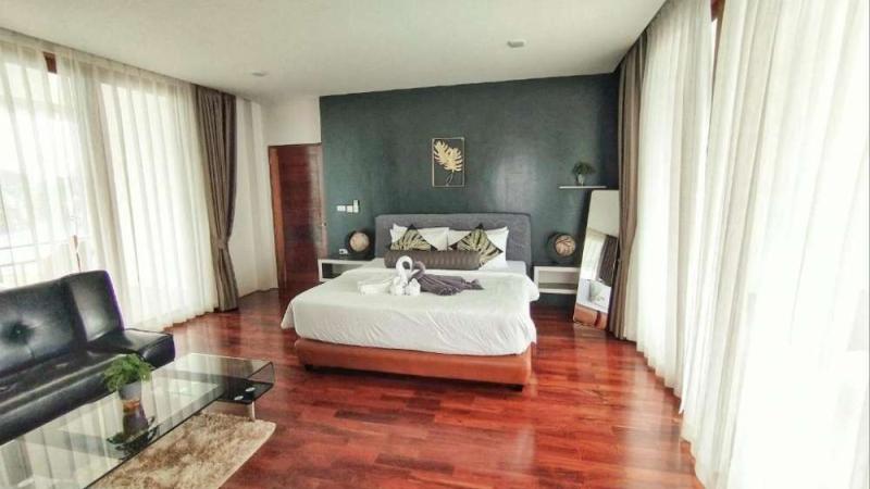 Номер отеля Phi Phi Mountain Beach Resort: кровать, диван и деревянный пол