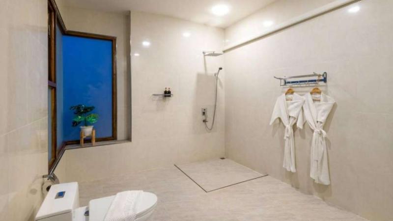 Ванная комната номера с душем и халатами — отель Phi Phi Mountain Beach Resort