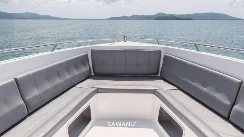 Носовая площадка катера Sawanu Travel с мягкими сиденьями и видом на море