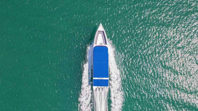 Катер Sawanu Travel сверху: идёт по бирюзовой воде Андаманского моря