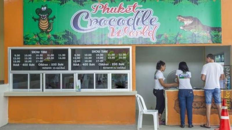 Касса шоу крокодилов Crocodile World на Пхукете с табло расписания и цен