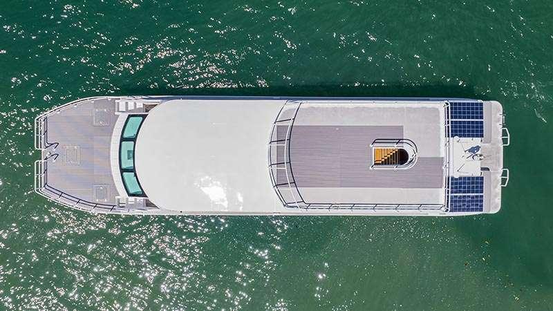 Скоростной катамаран с солнечными панелями на крыше — вид сверху
