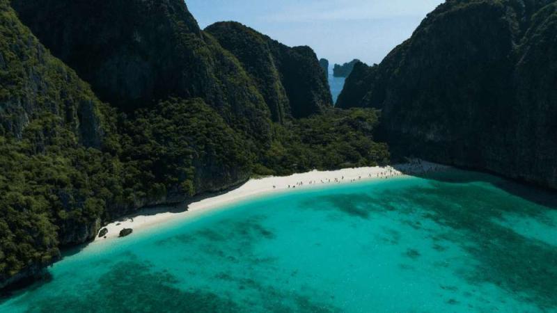 Пляж Майя Бэй между скал Пхи-Пхи Лей, бирюзовая вода у берега