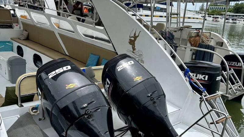Корма катера Narayana Marine: два мотора Suzuki по 250 л. с. и логотип компании