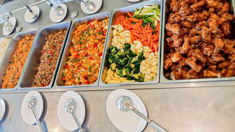 Обед-буфет на пляже Kahung: рис с овощами, жареная курица и другие тайские блюда