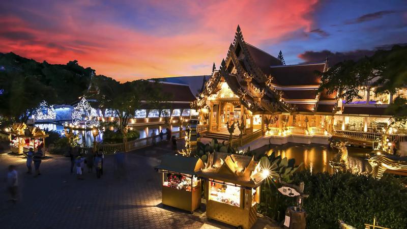 Парк Phuket FantaSea на закате: золотые павильоны и торговые ряды перед началом шоу