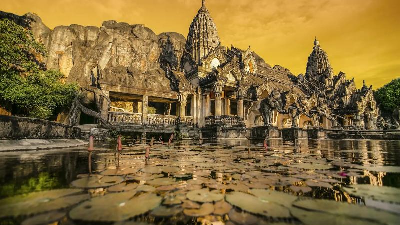 Театр «Дворец слонов» в парке Phuket FantaSea — здание в стиле древнего храма у пруда с лотосами