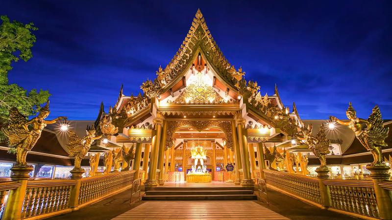 Ресторан Golden Kinnaree в парке Phuket FantaSea: золотой фасад в тайском стиле вечером