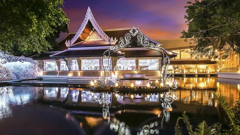 Павильон в тайском стиле у пруда в парке Phuket FantaSea вечером