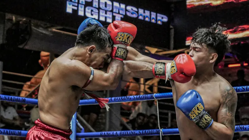 Обмен ударами руками под вывеской Championship Fight
