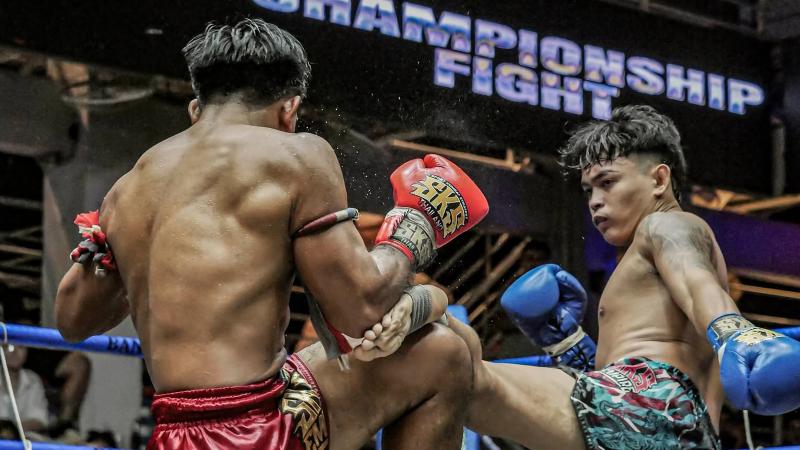 Бойцы обмениваются ударами под вывеской Championship Fight