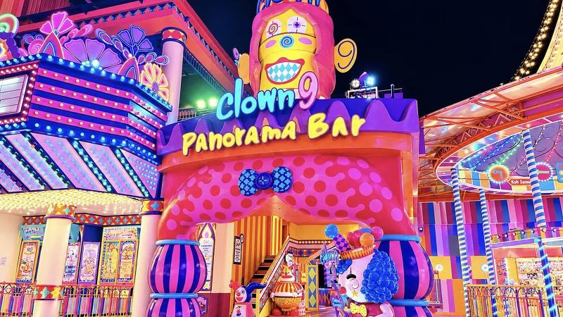 Бар Clown 9 Panorama Bar в виде головы клоуна на карнавальной ярмарке