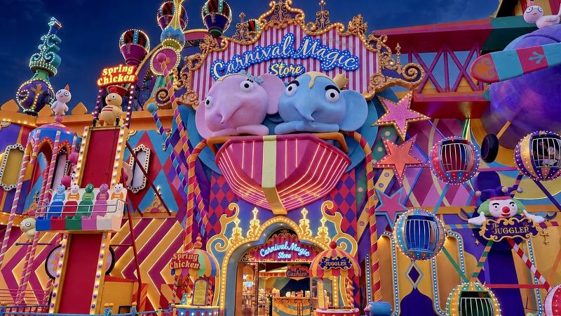 Фасад магазина Carnival Magic Store с огромными слонами и цирковыми фигурами