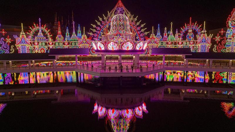 Королевство огней в парке Carnival Magic: подсвеченные дворцы отражаются в воде