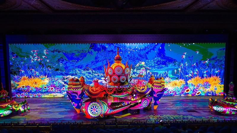 Расписная барка плывёт по сцене театра Paradium на фоне морских декораций