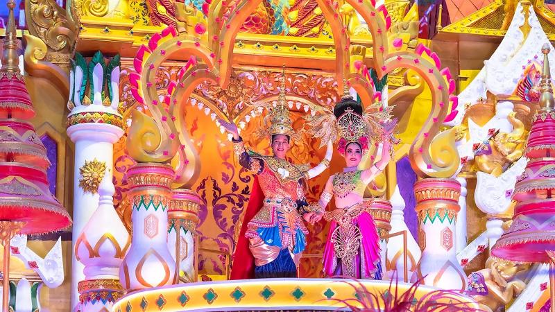 Принц и принцесса на золотой платформе во время шоу River Carnival Parade в Carnival Magic