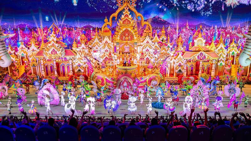 Сцена River Carnival Parade шириной больше 70 метров: весь состав шоу перед зрителями