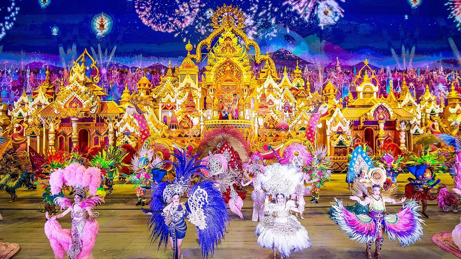 Финал шоу River Carnival Parade: артисты в костюмах с перьями на фоне золотого дворца