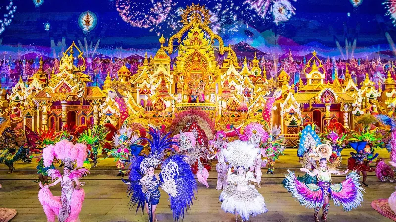 Финал шоу River Carnival Parade: артисты в костюмах с перьями на фоне золотого дворца