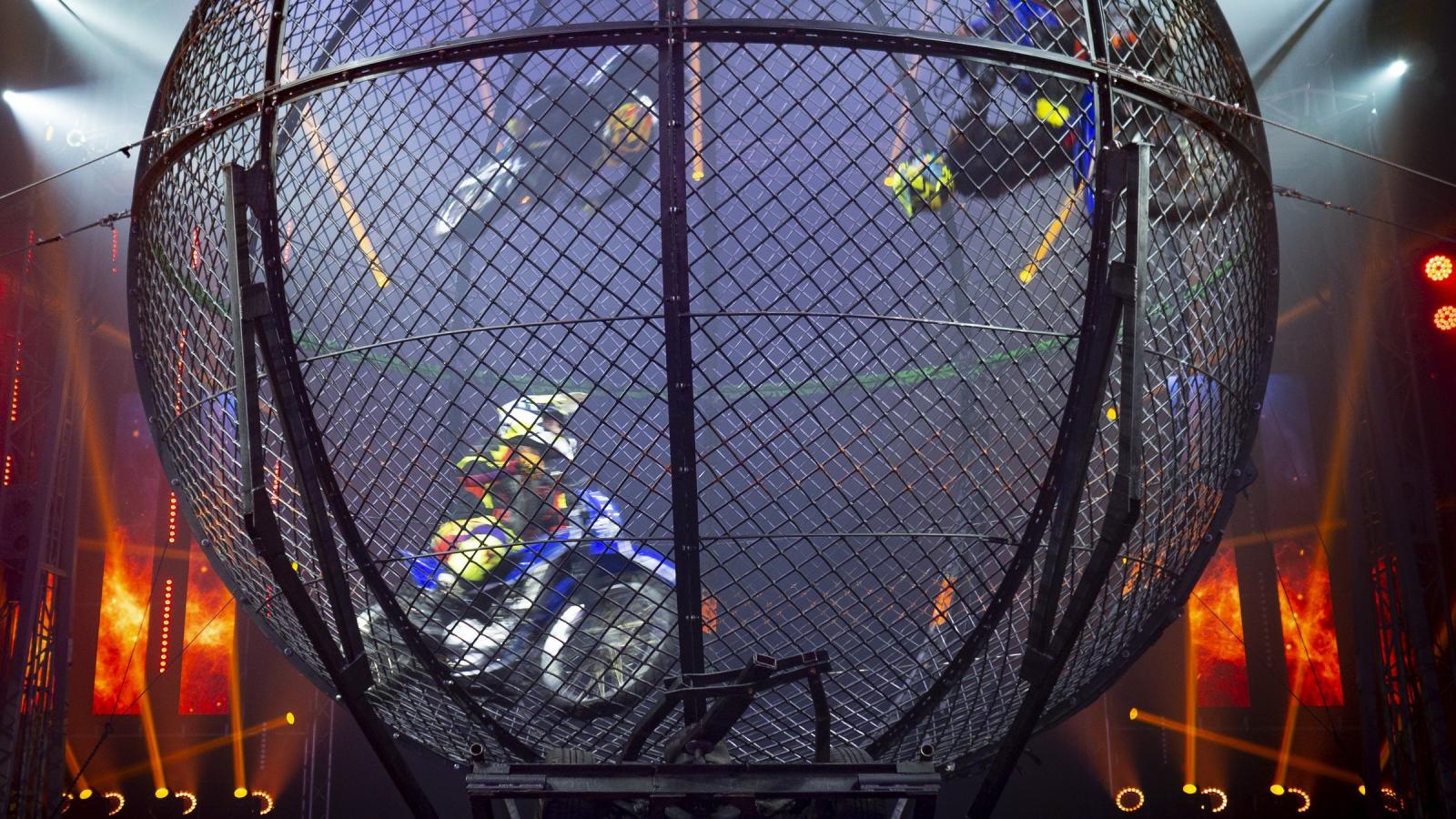 Шар смерти в цирке Adrenaline Rush Show: мотоциклисты внутри стального шара в лучах прожекторов