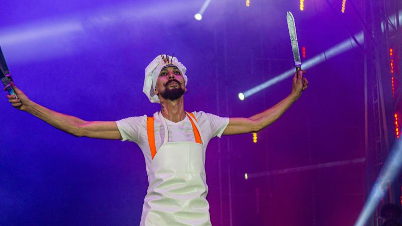 Комический номер: артист в костюме повара с тесаками в цирке Adrenaline Rush Show