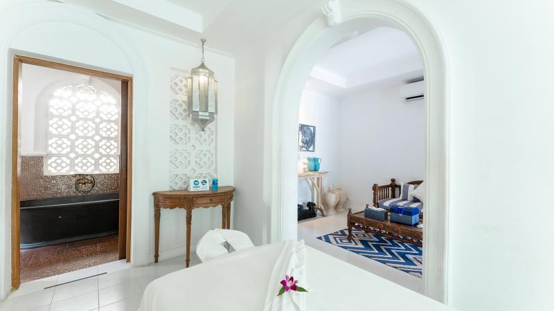 Белая процедурная вилла Turquoise Cove с арками и марокканскими фонарями