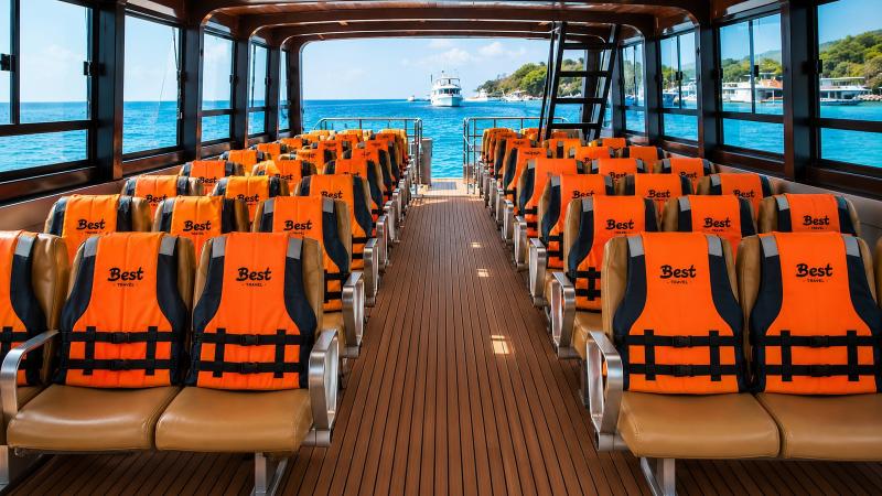 Салон катамарана Aqua Friend: кресла рядами лицом вперёд и оранжевые спасательные жилеты Best
