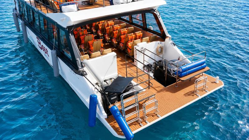 Корма катамарана Aqua Friend сверху: палуба с лесенкой для спуска в воду