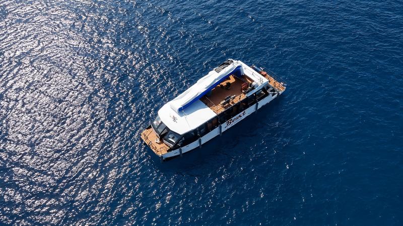 Катамаран Aqua Friend в открытом море по пути к Пхи-Пхи — вид сверху