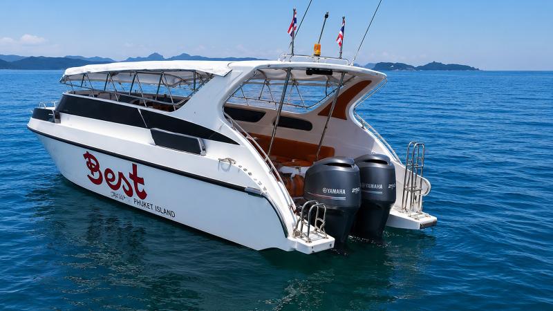 Корма катера Best: два мотора Yamaha и лесенка для спуска в воду