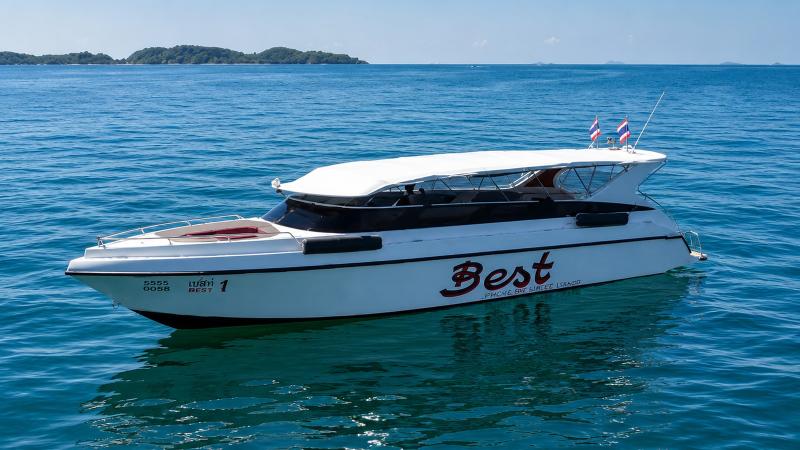 Скоростной катер Best с белым навесом в спокойном море — вид сбоку