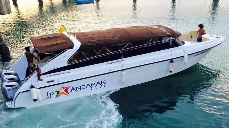 Скоростной катер JP Andaman с коричневым тентом разворачивается на воде