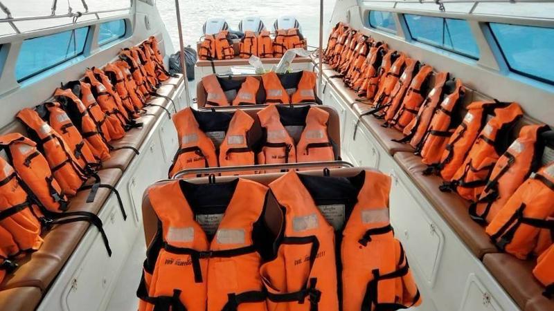 Сиденья в салоне катера JP Andaman, на каждом — спасательный жилет