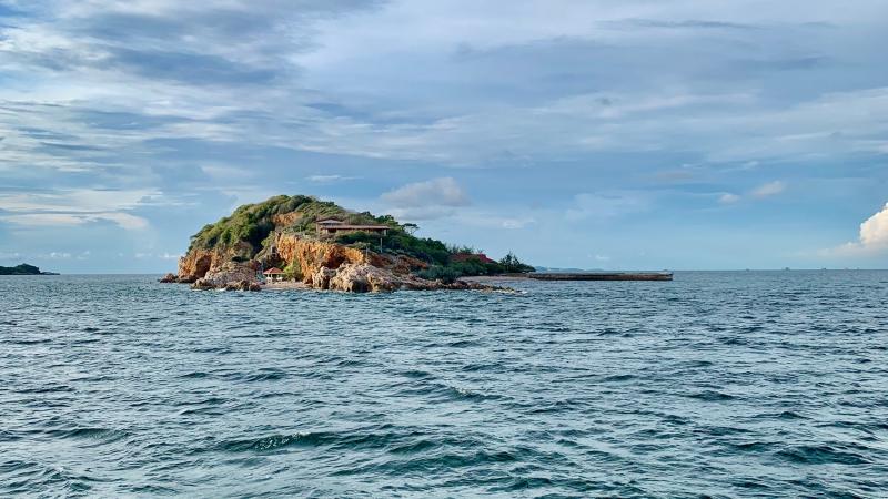 Небольшой скалистый остров Ко Крок в море у Паттайи