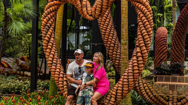 Семья фотографируется в арке-сердце из глиняных горшков в Нонг Нуче
