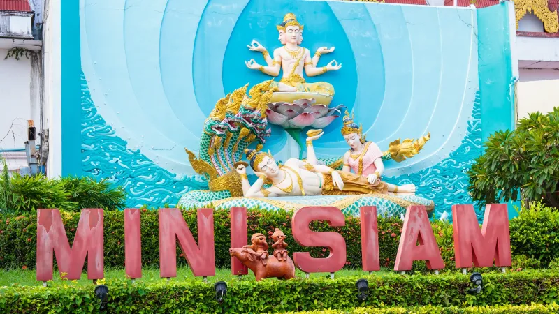 Вход в парк Мини Сиам с надписью MINI SIAM и скульптурами Вишну