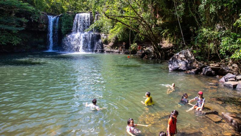 Туристы купаются в озере у водопада Клонг Чао на Ко Куде