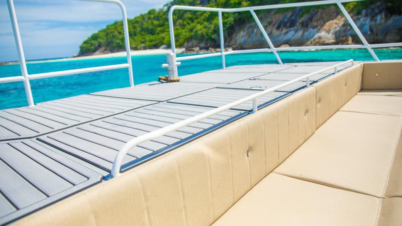 Мягкие диваны на открытой носовой палубе катамарана SeaStar