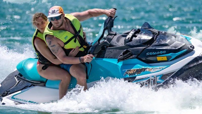 Пара на гидроцикле Seadoo GTX Pro 130 мчится по заливу — модель из программы с пирса AA Marina