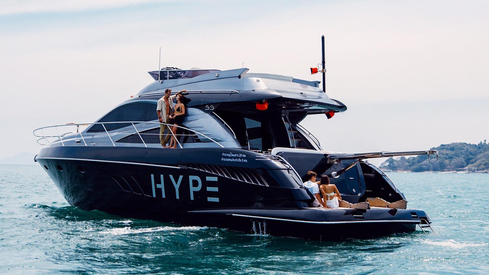 Яхта HYPE 55 футов с чёрным корпусом в море, гости на носу и на корме