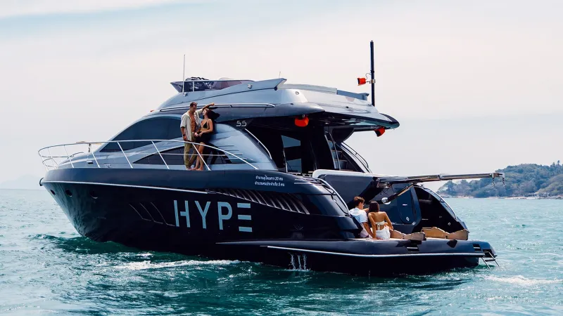 Яхта HYPE 55 футов с чёрным корпусом в море, гости на носу и на корме