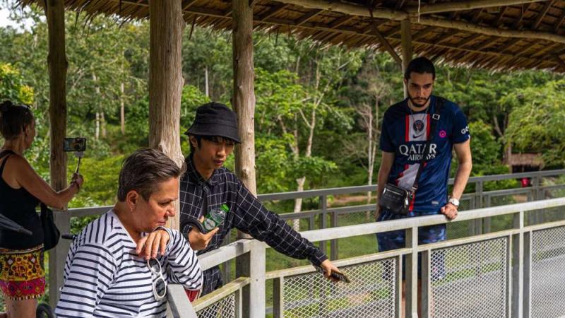 Гости на крытой смотровой площадке у перил в Phuket Elephant Sanctuary