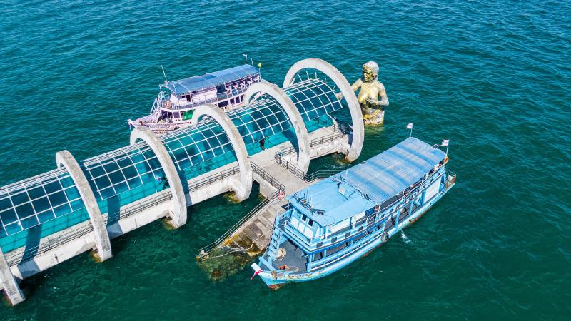 Пирс Самета с арками и статуей русалки, вид с дрона