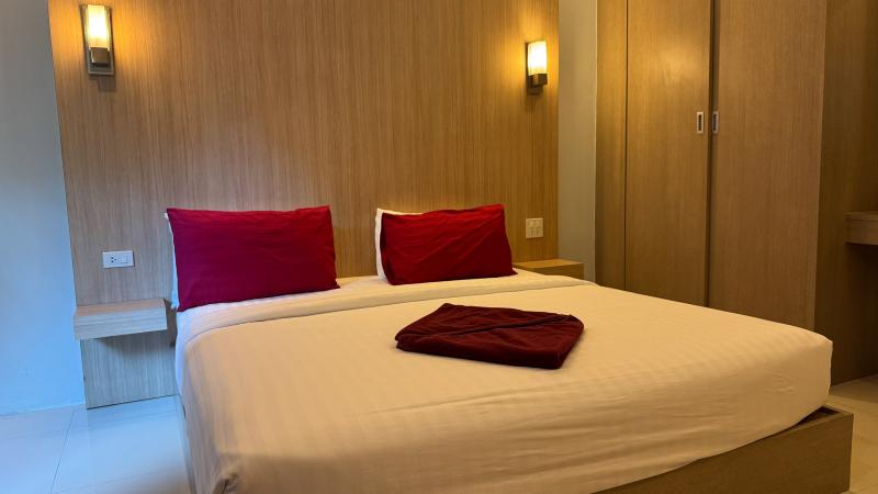 Двуспальная кровать в номере отеля Silver Sand